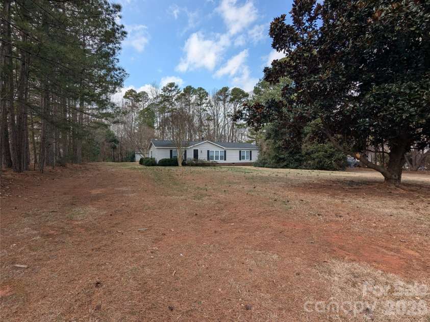6846 Potter Road, Matthews, NC 28104.  MLS# CAR4349179, YatesRealty ID 17640. 