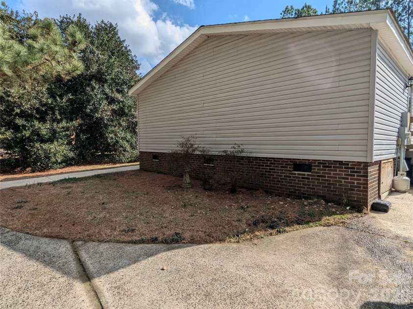 6846 Potter Road, Matthews, NC 28104.  MLS# CAR4349179, YatesRealty ID 17640. 