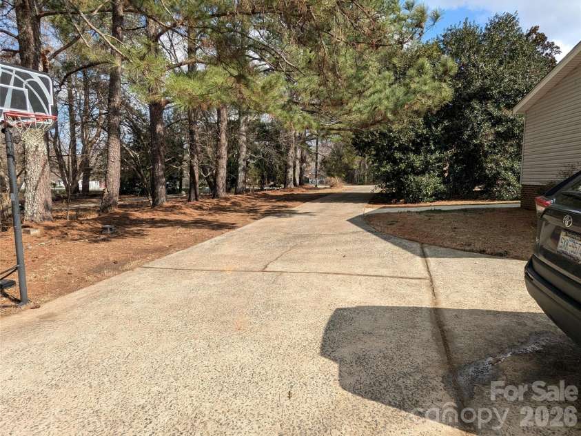 6846 Potter Road, Matthews, NC 28104.  MLS# CAR4349179, YatesRealty ID 17640. 