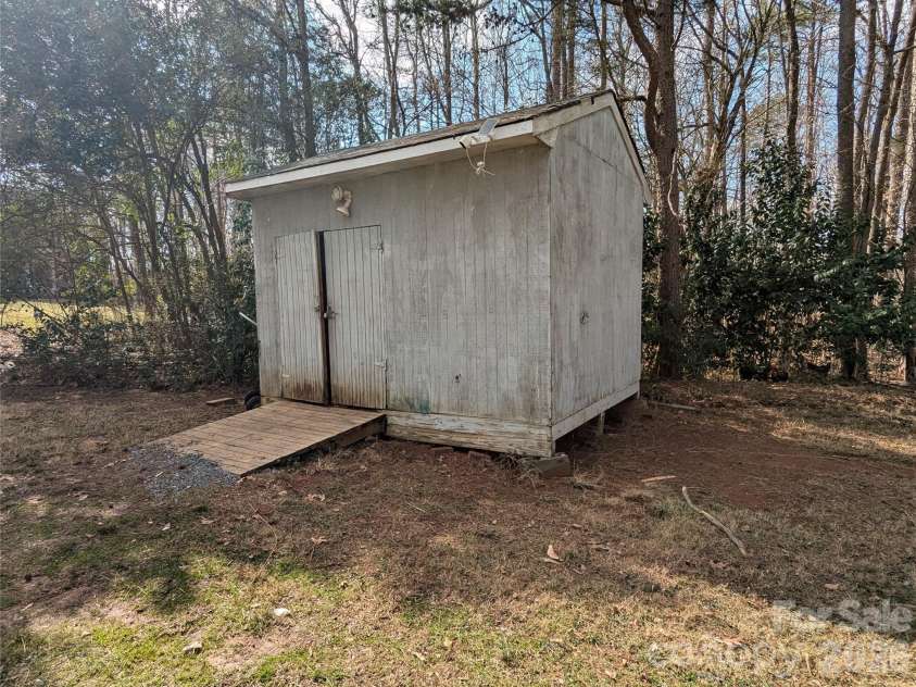 6846 Potter Road, Matthews, NC 28104.  MLS# CAR4349179, YatesRealty ID 17640. 