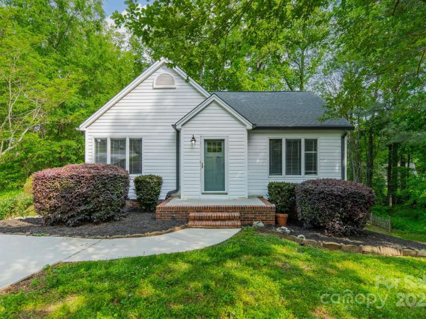 2646 Jacobs Road, Gastonia, NC 28054.  MLS# CAR4245565, YatesRealty ID 17641. 2646 Jacobs Road