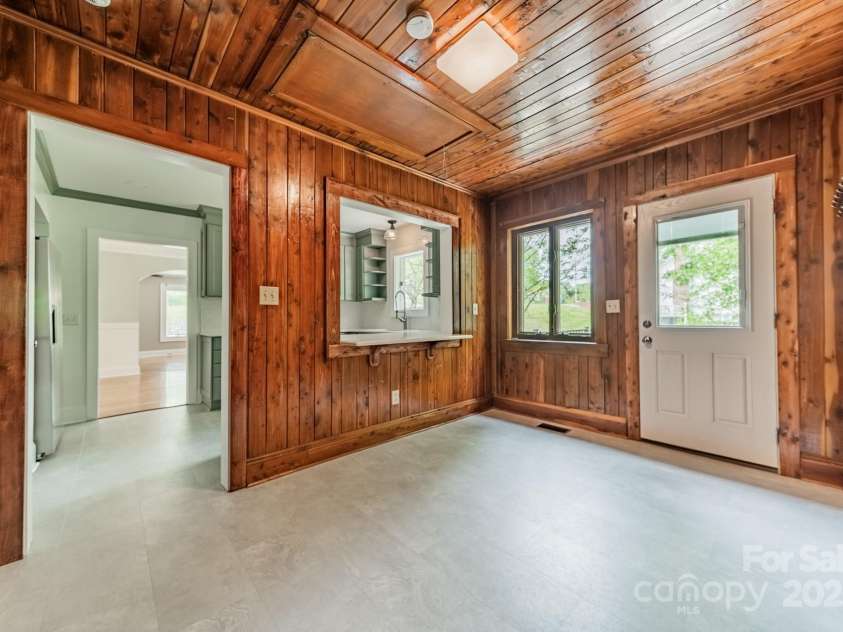 2646 Jacobs Road, Gastonia, NC 28054.  MLS# CAR4245565, YatesRealty ID 17641. Breakfast area