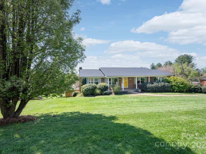 58 Braddock Way, Asheville, NC 28803.  MLS# CAR4246877, YatesRealty ID 17643. Beautiful Lawn