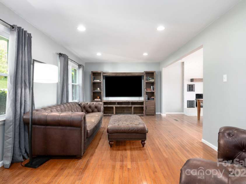 58 Braddock Way, Asheville, NC 28803.  MLS# CAR4246877, YatesRealty ID 17643. Living Room