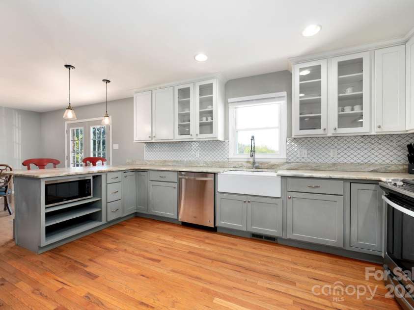 58 Braddock Way, Asheville, NC 28803.  MLS# CAR4246877, YatesRealty ID 17643. Open and Well Lit