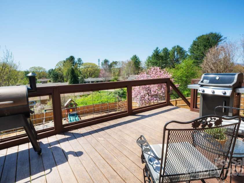58 Braddock Way, Asheville, NC 28803.  MLS# CAR4246877, YatesRealty ID 17643. Perfect For Entertaining