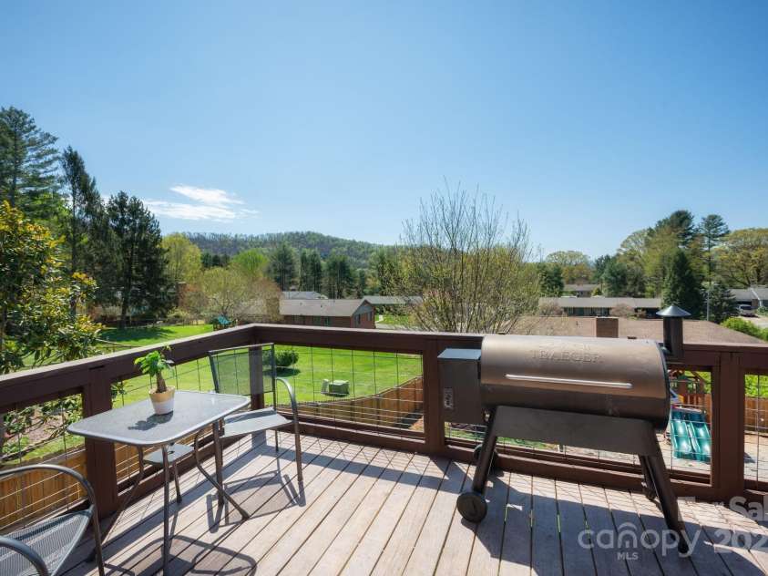 58 Braddock Way, Asheville, NC 28803.  MLS# CAR4246877, YatesRealty ID 17643. Scenic Views of the Mountains