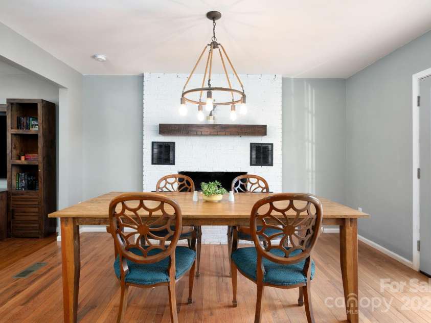 58 Braddock Way, Asheville, NC 28803.  MLS# CAR4246877, YatesRealty ID 17643. Unique Chandeleer