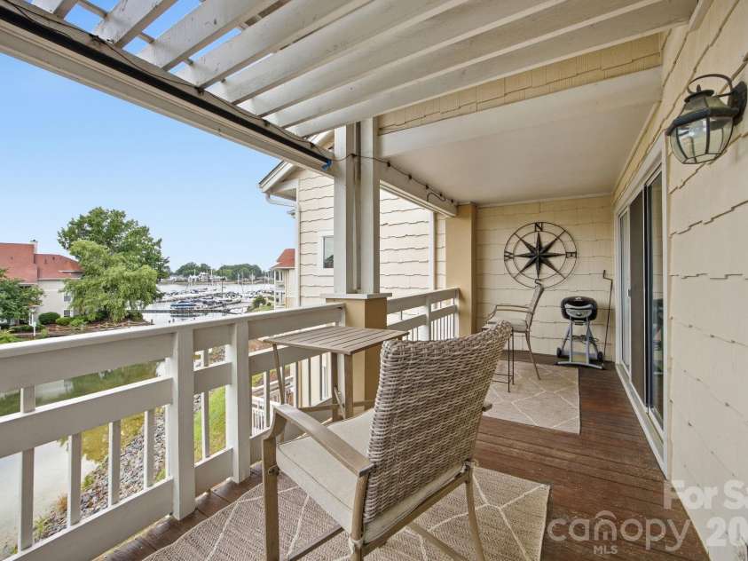 18009 Kings Point Drive, Cornelius, NC 28031.  MLS# CAR4389231, YatesRealty ID 17644. 