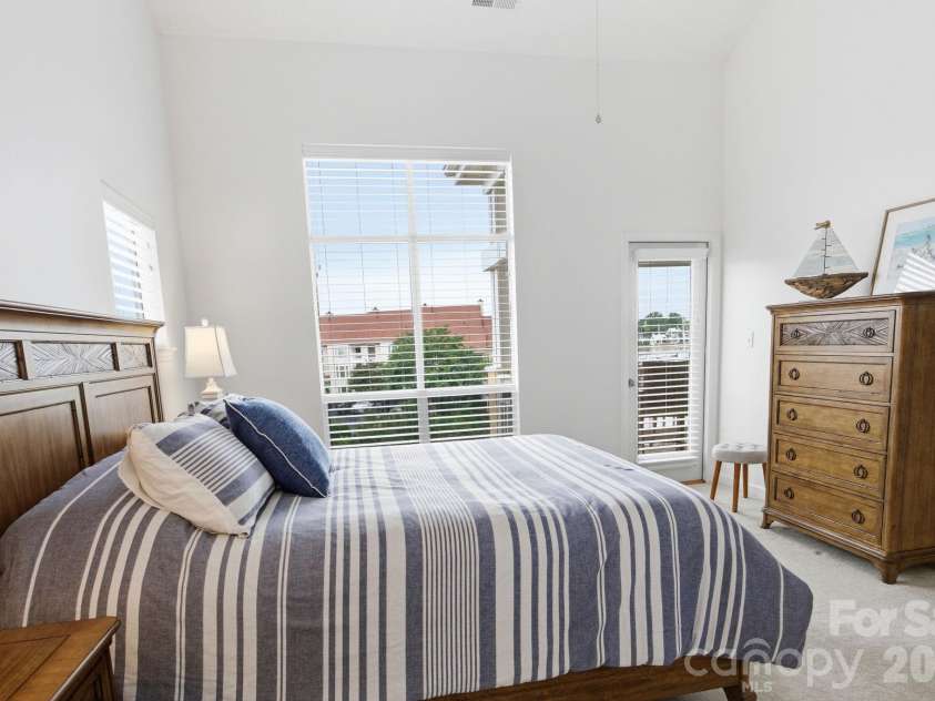 18009 Kings Point Drive, Cornelius, NC 28031.  MLS# CAR4389231, YatesRealty ID 17644. 