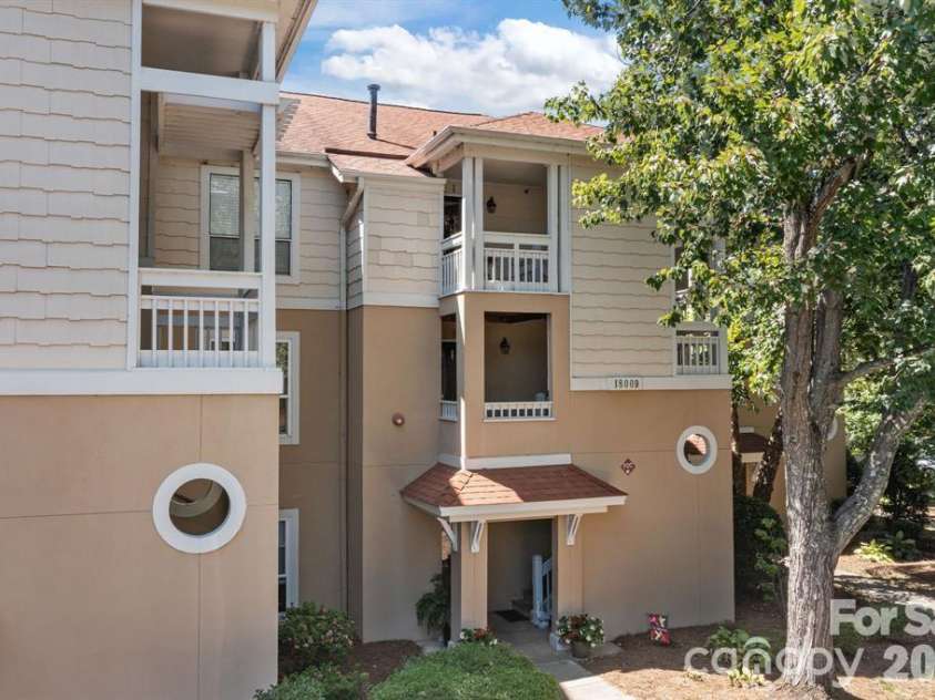 18009 Kings Point Drive, Cornelius, NC 28031.  MLS# CAR4389231, YatesRealty ID 17644. 