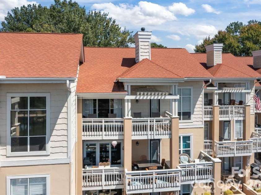 18009 Kings Point Drive, Cornelius, NC 28031.  MLS# CAR4389231, YatesRealty ID 17644. 