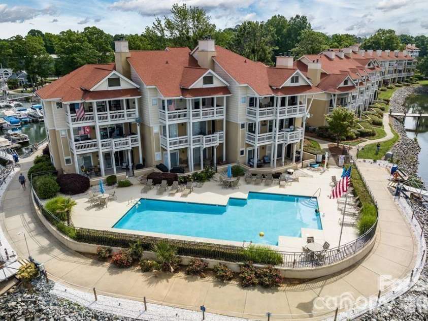 18009 Kings Point Drive, Cornelius, NC 28031.  MLS# CAR4389231, YatesRealty ID 17644. 