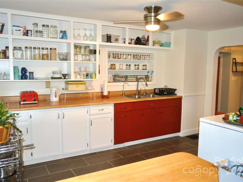 53 Windy Oaks Ridge, Burnsville, NC 28714.  MLS# CAR4259411, YatesRealty ID 17644. 