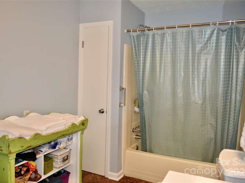 53 Windy Oaks Ridge, Burnsville, NC 28714.  MLS# CAR4259411, YatesRealty ID 17644. 