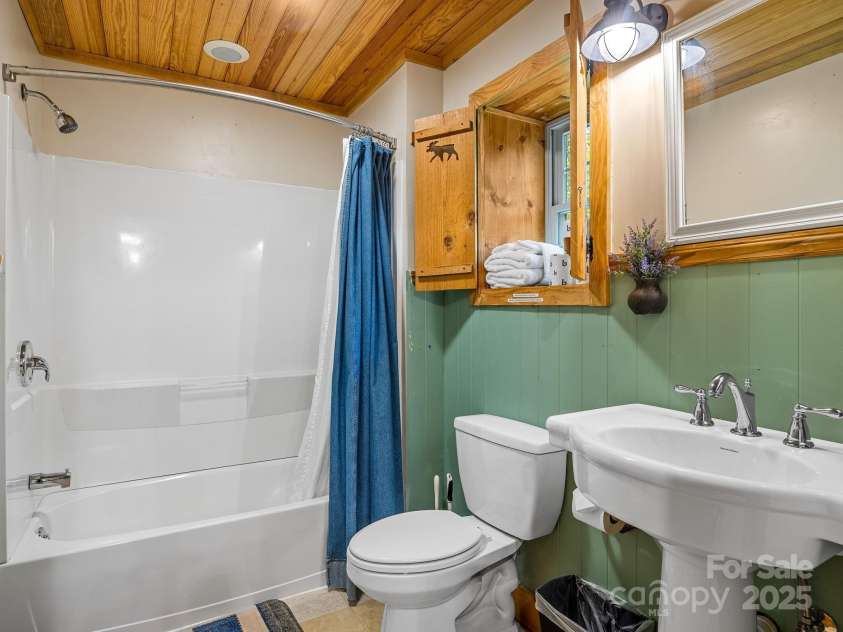 18 Lennox Road, Landrum, SC 29356.  MLS# CAR4253831, YatesRealty ID 17646. Basement Bath