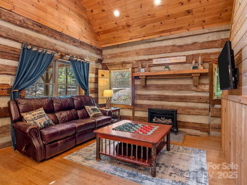 18 Lennox Road, Landrum, SC 29356.  MLS# CAR4253831, YatesRealty ID 17646. Great room has gas 