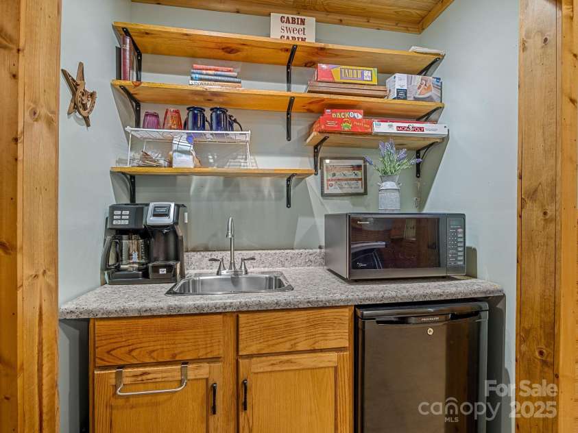 18 Lennox Road, Landrum, SC 29356.  MLS# CAR4253831, YatesRealty ID 17646. Kitchenette