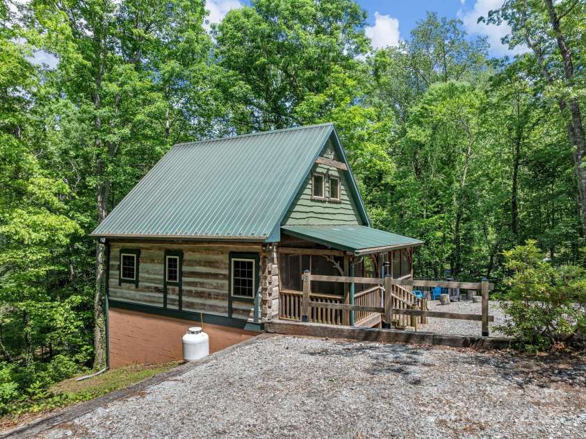 18 Lennox Road, Landrum, SC 29356.  MLS# CAR4253831, YatesRealty ID 17646. Second parking area