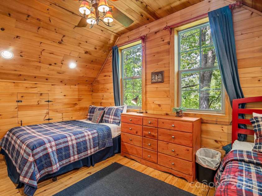 18 Lennox Road, Landrum, SC 29356.  MLS# CAR4253831, YatesRealty ID 17646. Such a fun space.