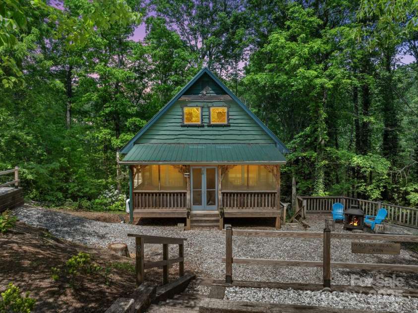 18 Lennox Road, Landrum, SC 29356.  MLS# CAR4253831, YatesRealty ID 17646. Welcome to Walking Bear Cabin!