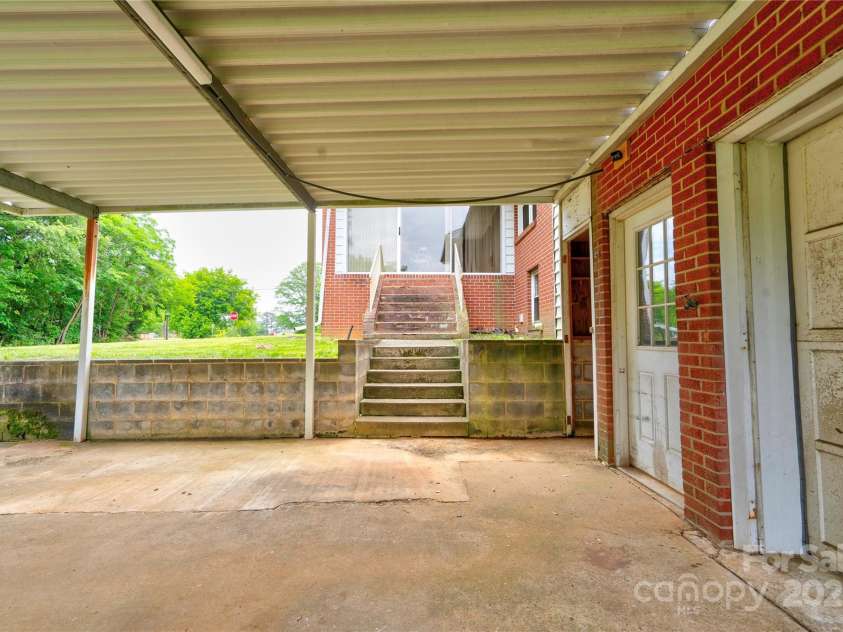 800 Charles Road, Shelby, NC 28150.  MLS# CAR4260878, YatesRealty ID 17648. BASEMENT ENTRANCE