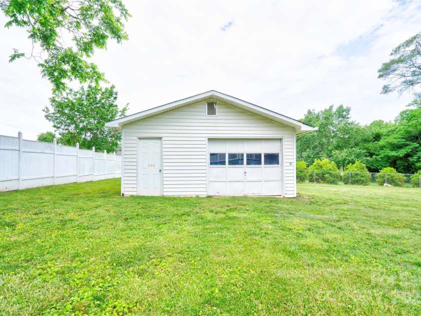 800 Charles Road, Shelby, NC 28150.  MLS# CAR4260878, YatesRealty ID 17648. DETACHED GARAGE