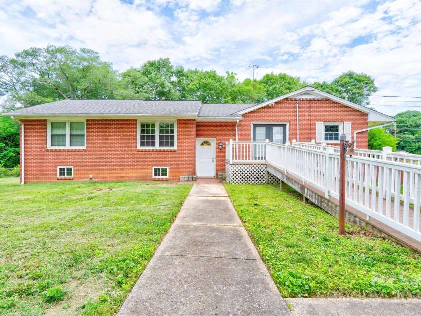 800 Charles Road, Shelby, NC 28150.  MLS# CAR4260878, YatesRealty ID 17648. SIDE VIEW