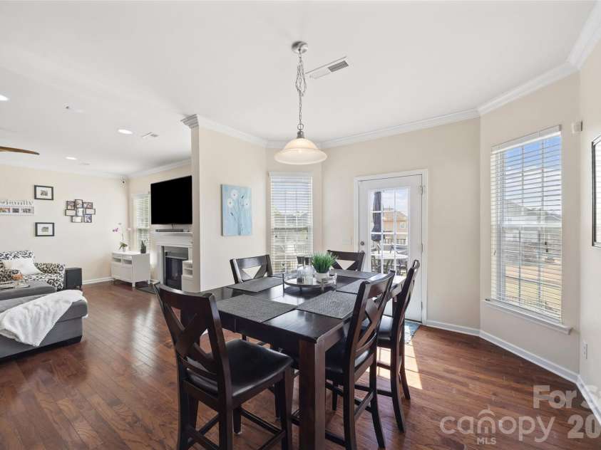 327 Hawks Creek Parkway, Fort Mill, SC 29708.  MLS# CAR4360891, YatesRealty ID 17649. Eat in kitchen area