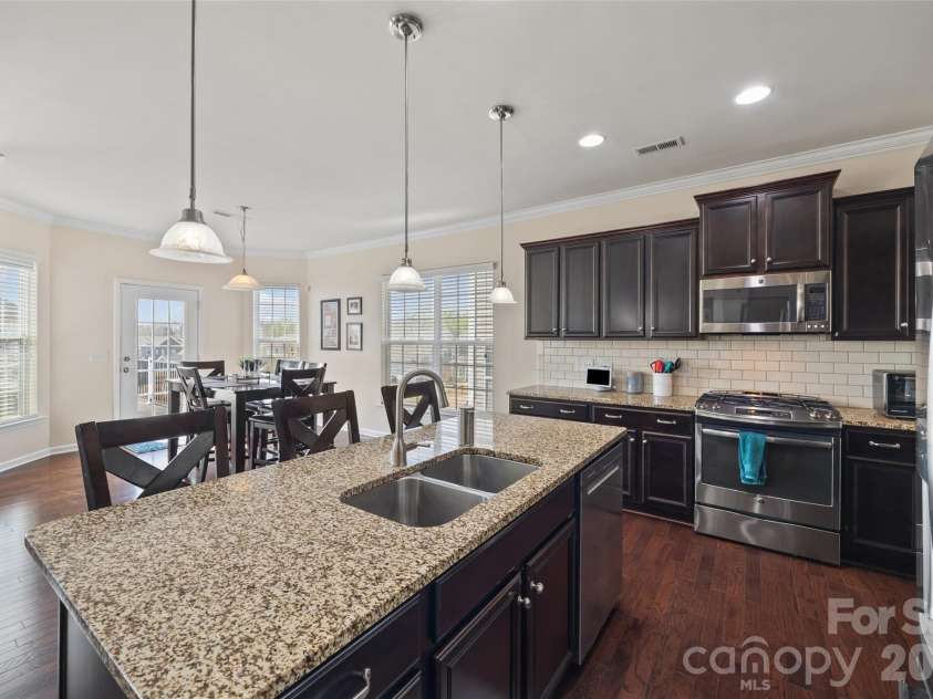 327 Hawks Creek Parkway, Fort Mill, SC 29708.  MLS# CAR4360891, YatesRealty ID 17649. Kitchen