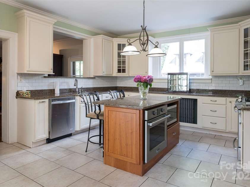 436 Vanderbilt Road, Asheville, NC 28803.  MLS# CAR4132682, YatesRealty ID 1765. 