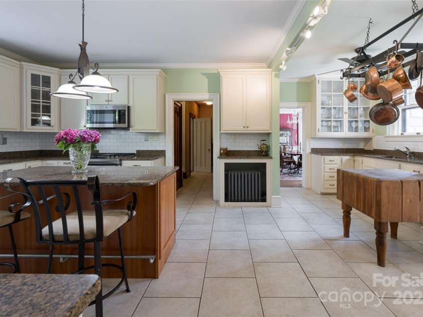 436 Vanderbilt Road, Asheville, NC 28803.  MLS# CAR4132682, YatesRealty ID 1765. 