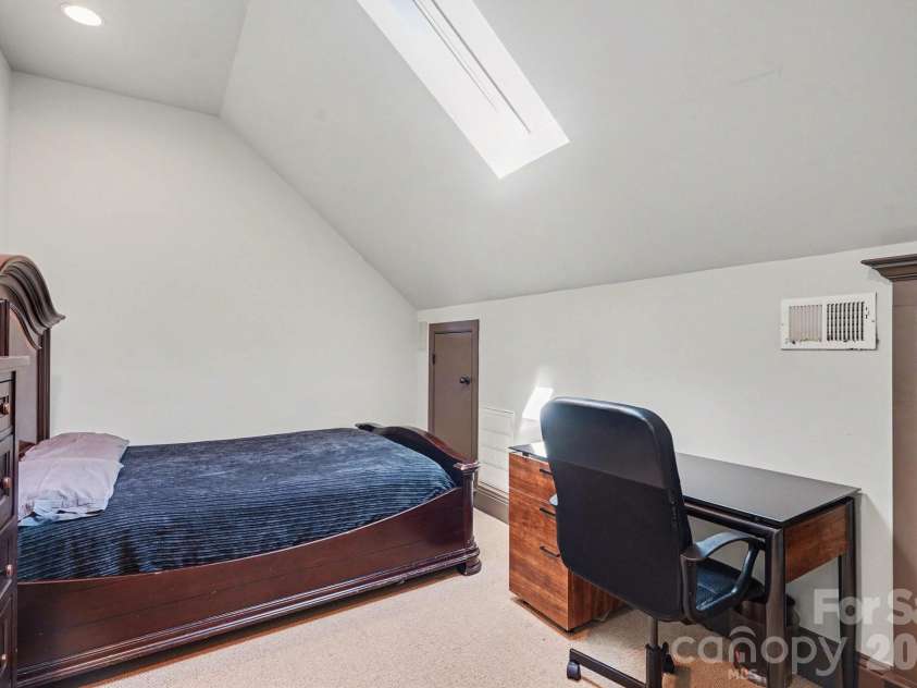 7609 Windaliere Drive, Cornelius, NC 28031.  MLS# CAR4358973, YatesRealty ID 17651. 3rd Floor flex space.  Can be used as a 7th bedroom