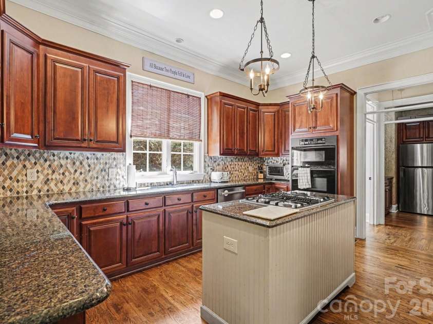 7609 Windaliere Drive, Cornelius, NC 28031.  MLS# CAR4358973, YatesRealty ID 17651. Ample Cupboard Space
