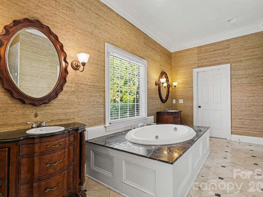 7609 Windaliere Drive, Cornelius, NC 28031.  MLS# CAR4358973, YatesRealty ID 17651. Double closets