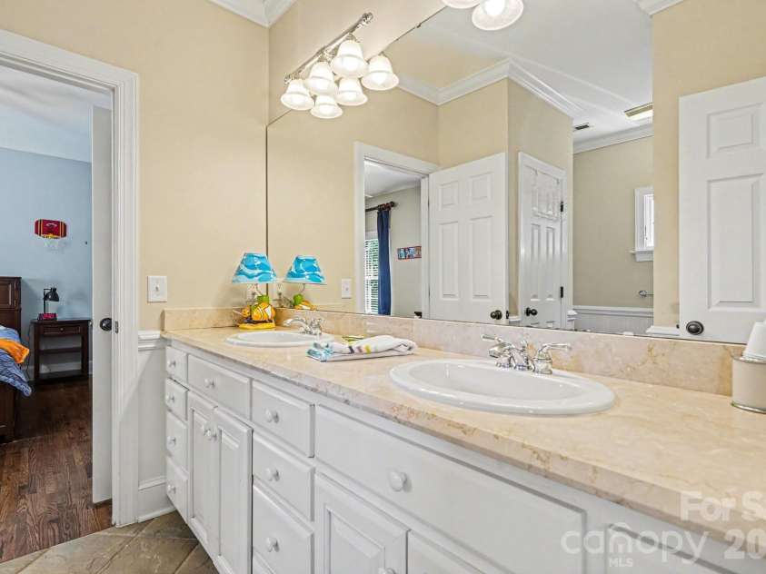 7609 Windaliere Drive, Cornelius, NC 28031.  MLS# CAR4358973, YatesRealty ID 17651. Jack and Jill bathroom Between Bedrooms 3 and 4