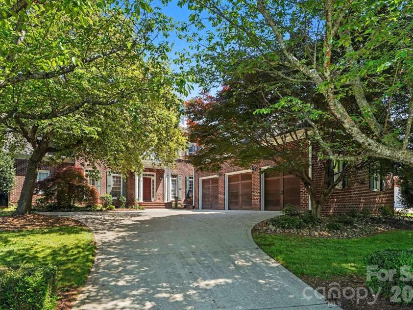 7609 Windaliere Drive, Cornelius, NC 28031.  MLS# CAR4358973, YatesRealty ID 17651. Large 3 car garage