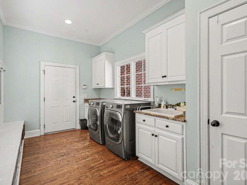 7609 Windaliere Drive, Cornelius, NC 28031.  MLS# CAR4358973, YatesRealty ID 17651. Large Mud room Laundry Room with Sink and storage