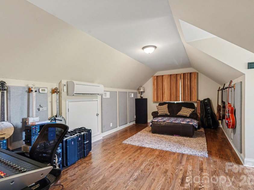 7609 Windaliere Drive, Cornelius, NC 28031.  MLS# CAR4358973, YatesRealty ID 17651. Room Above the Garage