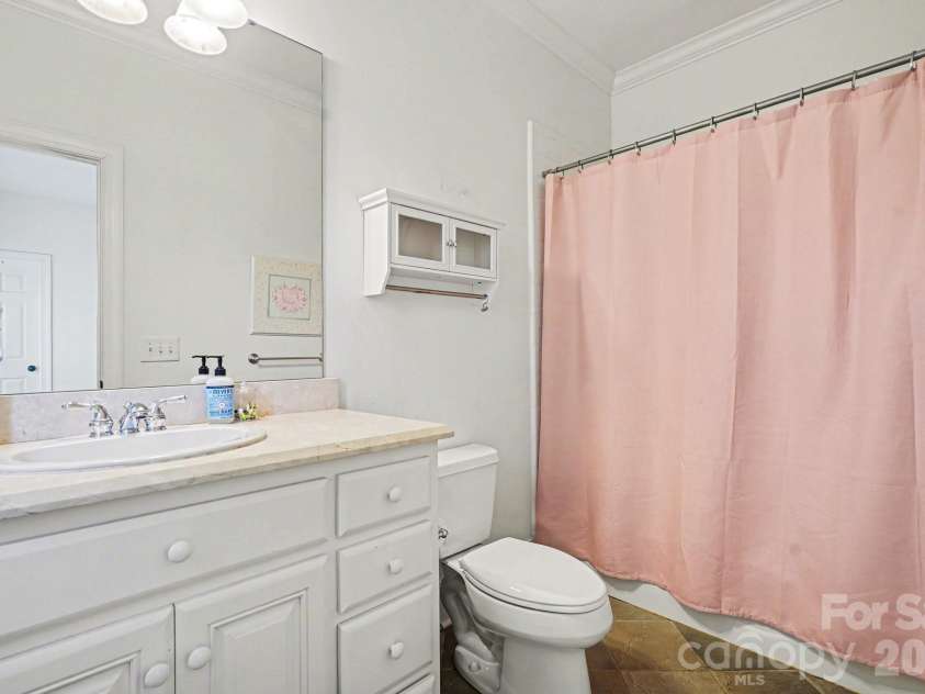 7609 Windaliere Drive, Cornelius, NC 28031.  MLS# CAR4358973, YatesRealty ID 17651. Upper Floor - Bedroom #5 ensuite Bathroom