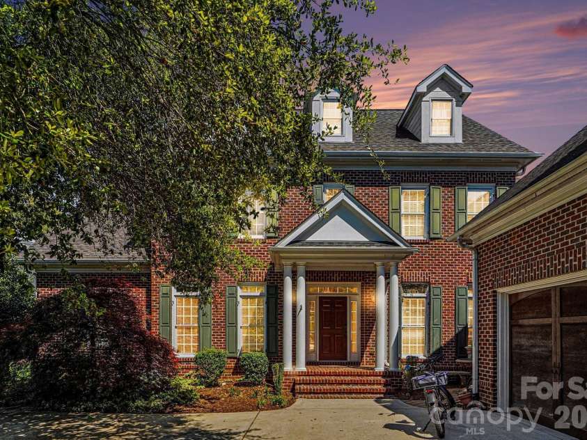7609 Windaliere Drive, Cornelius, NC 28031.  MLS# CAR4358973, YatesRealty ID 17651. Welcome Home!