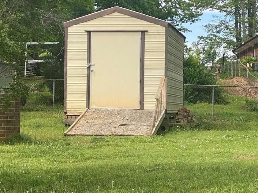 4230 Old Brittain Road, Hickory, NC 28602.  MLS# CAR4246627, YatesRealty ID 17652. 