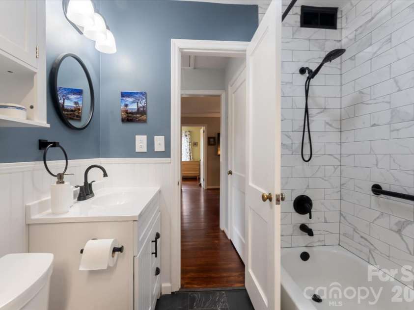 7 Wilshire Drive, Asheville, NC 28806.  MLS# CAR4359432, YatesRealty ID 17652. Full bathroom #2