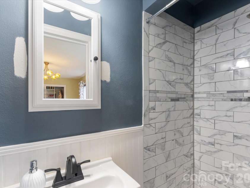 7 Wilshire Drive, Asheville, NC 28806.  MLS# CAR4359432, YatesRealty ID 17652. Primary bathroom