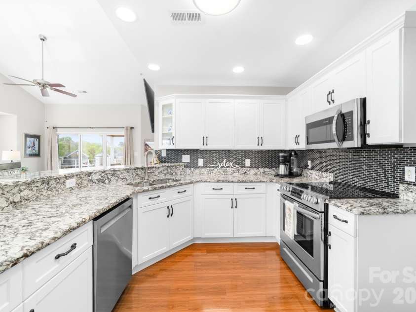 18633 Harborside Drive, Cornelius, NC 28031.  MLS# CAR4366033, YatesRealty ID 17653. 