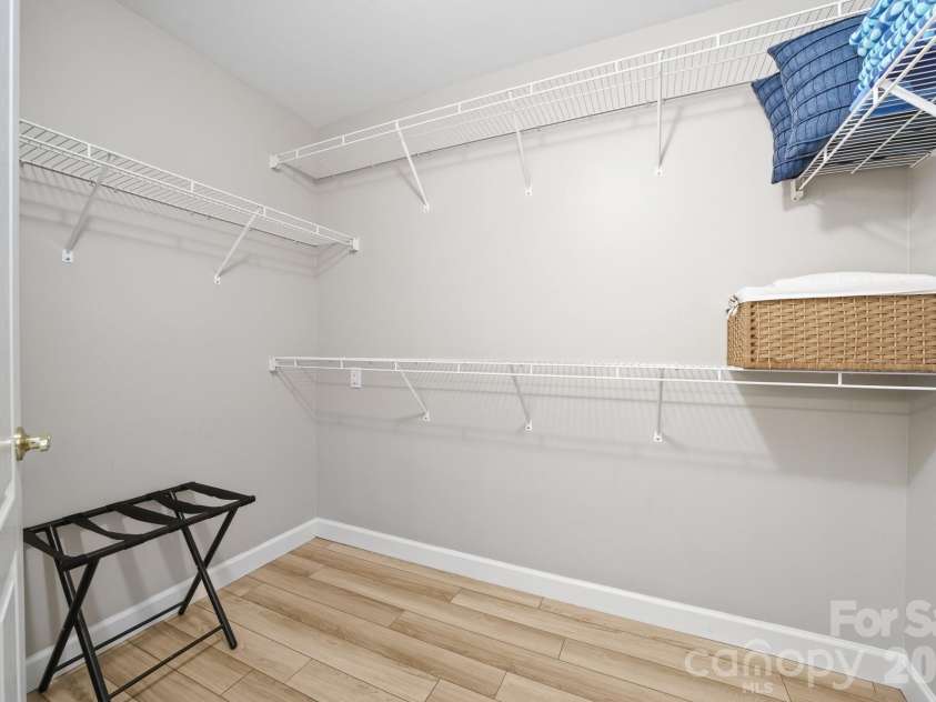 18633 Harborside Drive, Cornelius, NC 28031.  MLS# CAR4366033, YatesRealty ID 17653. Primary suite walk in closet