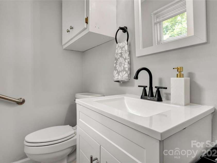 511 Apple Lane, Bessemer City, NC 28016.  MLS# CAR4260322, YatesRealty ID 17654. Half bath