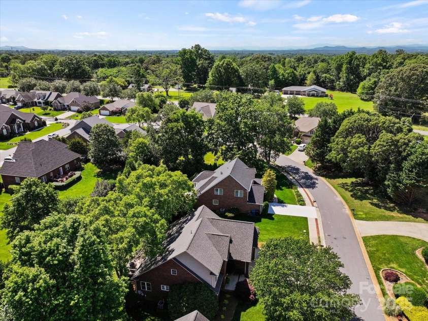 3124 17th Street Lane, Hickory, NC 28601.  MLS# CAR4260375, YatesRealty ID 17655. 