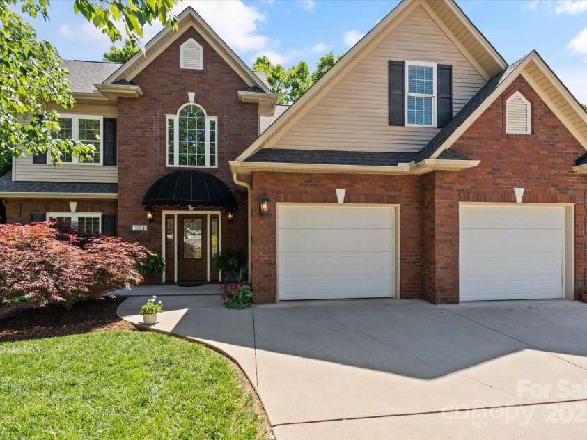 3124 17th Street Lane, Hickory, NC 28601.  MLS# CAR4260375, YatesRealty ID 17655. 