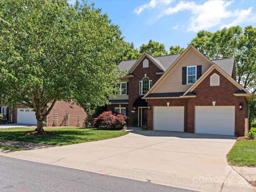 3124 17th Street Lane, Hickory, NC 28601.  MLS# CAR4260375, YatesRealty ID 17655. 